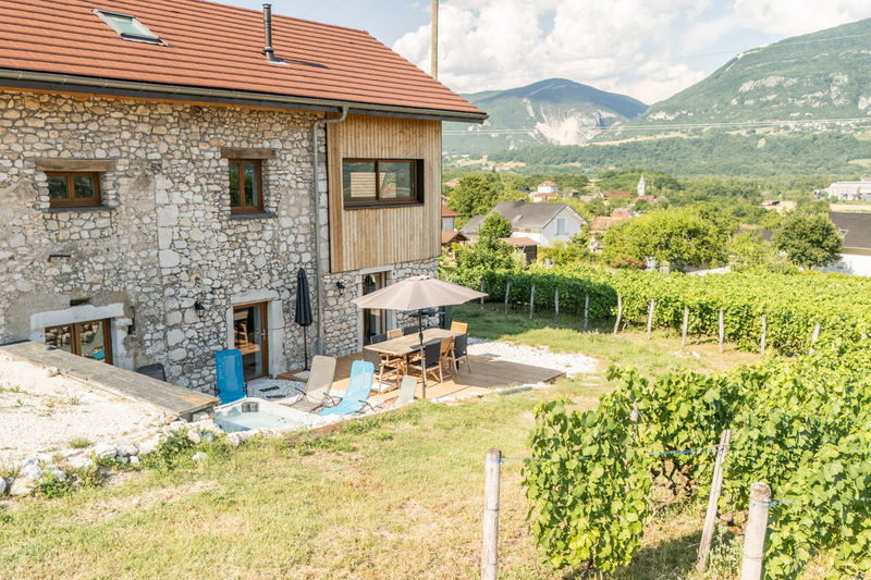 terrasse gîte dans les vignes Bugey