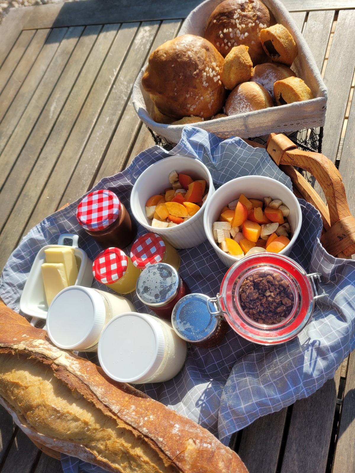 petit déjeuner complet gîte Bugey